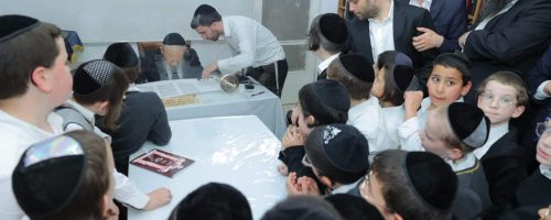 הילדים במהלך המבחן אצל רה"י// צילום: מוטי גרין