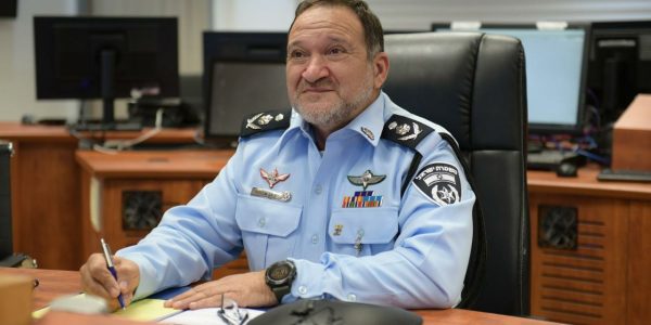 קובי שבתאי, מפכ"ל המשטרה.