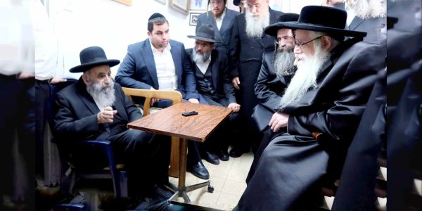 כ"ק האדמור מצאנז בניחום אבלים אצל הגר"מ צדקה