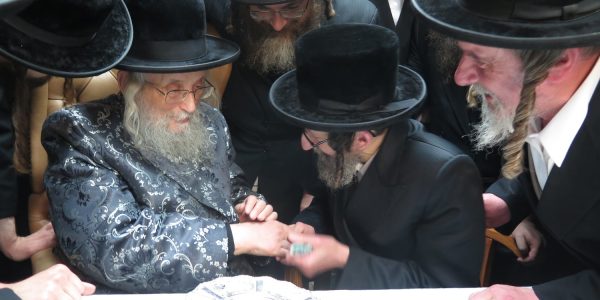 האדמו"ר מסקולען עם הגאב"ד הגרי"ט וייס. צילום: מערכת משולחנא דמלכא