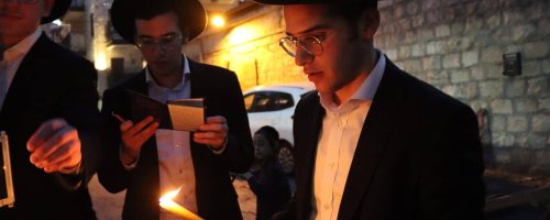 תלמידי ישיבת מיר בהדלקת נרות חנוכה// צילום: יוני קניג, המחדש