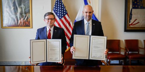 אמיר אוחנה וג'ונסון עם המכתב  צילום: נועם מושקוביץ/ דוברות הכנסת