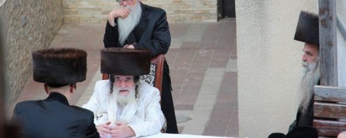 חסידי ויזניץ עוברים לאחל 'גוט יום טוב' לאדמו"ר מויזניץ // צילום דוד קשת