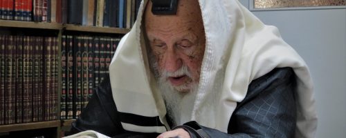 ר"י פונוביז' הגרב"ד פוברסקי בתפילת שחרית בביתו