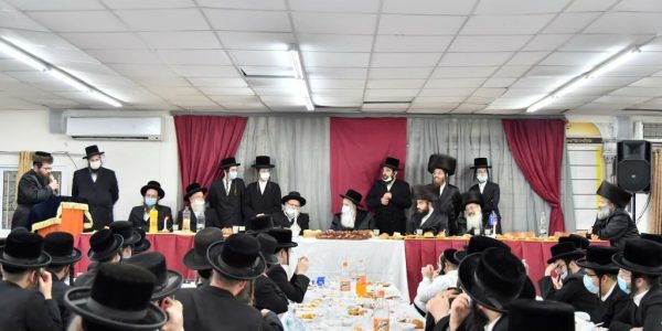 האדמו"ר ממכנובקא בעלזא משתתף בשמחת הש"ב למנכ"ל מוסדותיו // צילום יהשוע פרוכטר
