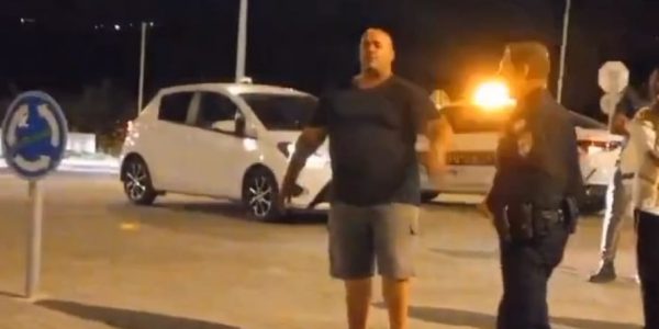 זרקא בהפגנת השמאל. צילומסך