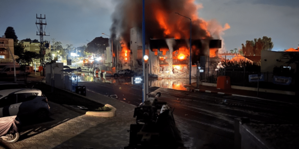 תחנת משטרת שדרות עולה באש. צילום: דו"צ