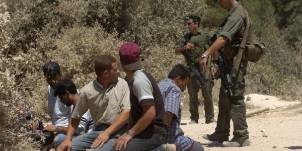שוהים בלתי חוקיים מהרשות הפלסטינית נלכדים בידי שוטרי מג"ב. אילוסטרציה // צילום: נתי שוחט / פלאש 90