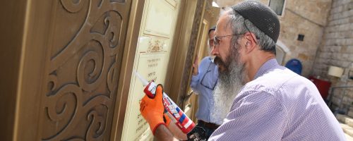 העבודות על המחיצה החדשה/// צילום דוד כהן