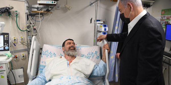 נתניהו מבקר בבית החולים רמב"ם את אחד הניצולים מאסון מירון // צילום: לע"מ