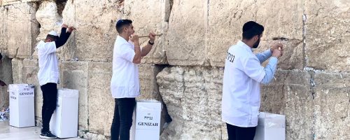 פינוי פתקים מהכותל המערבי לקראת פסח תשע"ב // צילום: הקרן למורשת הכותל