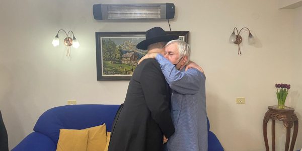 ראש עיריית בני ברק הרב אברהם רובינשטיין עם אביו של השוטר אמיר חורי ז"ל