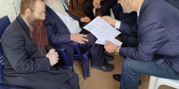 הרב גדליהו בן שמעון מקריא את מכתבו של הגאון חכם שלום כהן