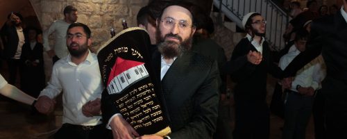 ספר התורה ממעז'יבוז' מוכנס לקבר דוד המלך