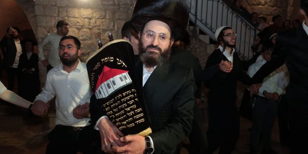 ספר התורה ממעז'יבוז' מוכנס לקבר דוד המלך