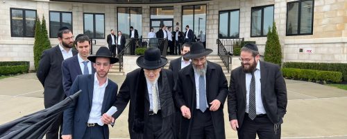 ראש הישיבה בלווית תלמידו חביבו שמעון פרץ