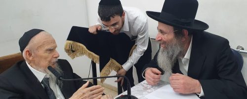 משגיח ישיבת מיר, הגאון הצדיק רבי בנימין פיקל אצל ראש הישיבה הגר"ג אדלשטיין. // צילום: שוקי לרר