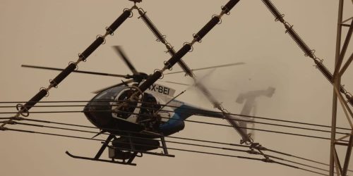 מסוק מנקה כבלים של חברת החשמל בגלל האובך הכבד