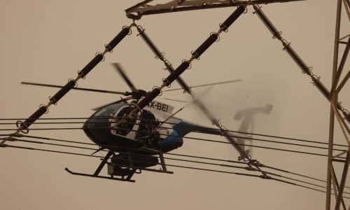 מסוק מנקה כבלים של חברת החשמל בגלל האובך הכבד