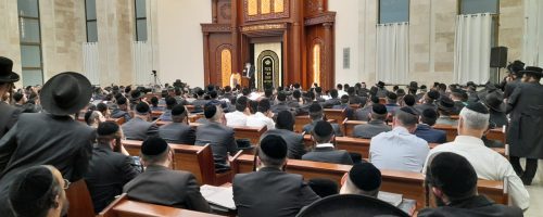 ציבור הענק בשיעורו של ראש ישיבת מיר הגאון רבי אשר אריאלי