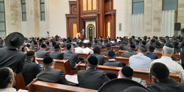 ציבור הענק בשיעורו של ראש ישיבת מיר הגאון רבי אשר אריאלי