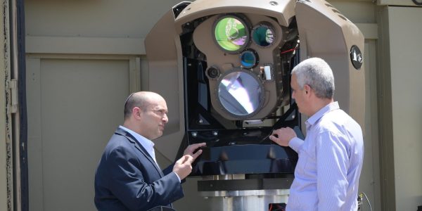 ראש הממשלה נפתלי בנט ליד מערכת הלייזר המיירטת טילים