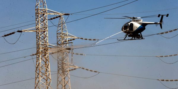 מסוק חברת החשמל מבצע שטיפה לקווי מתח // צילום: יוסי וייס, חברת החשמל