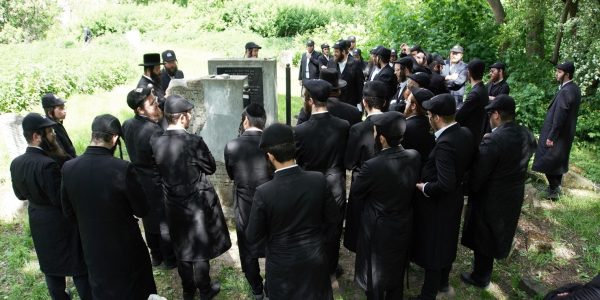 בקברי צדיקים באירופה