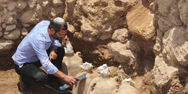 הקנקנים שהתגלו בחפירות ארכיאולוגיות בשילה הקדומה // צילום: דוברות בנימין.