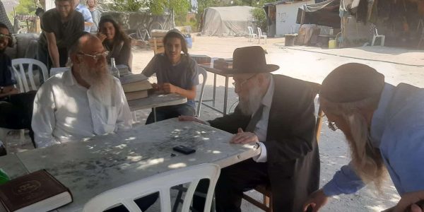 הרב אריה שטרן מוסר שיעור בישיבת חומש