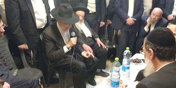 נאמן ביתו של מרן הרב שך זיע"א, הרב יחזקאל אסחייק שיבדלחט"א, מקריא את המכתב