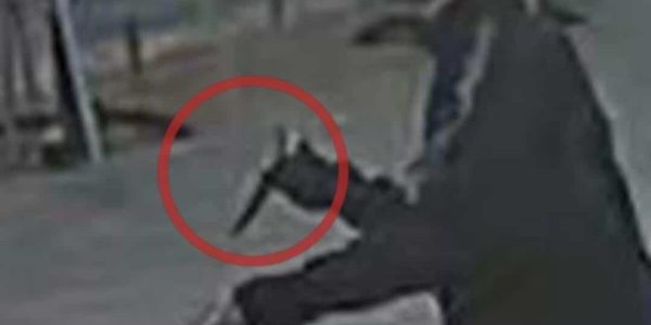 המחבל שנתפס עם הסכין בידו. צילום: מתוך מצלמות האבטחה - באדיבות המשטרה