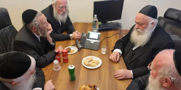 חברי אגודת ישראל בלשכת השר גולדקנופף. באדיבות המצלם