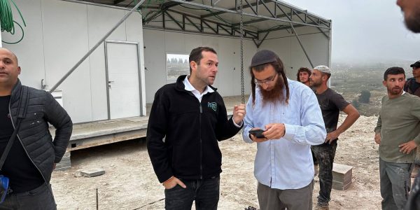 יוסי דגן מחוץ לבניין החדש של ישיבת חומש. צילום : רועי חדי