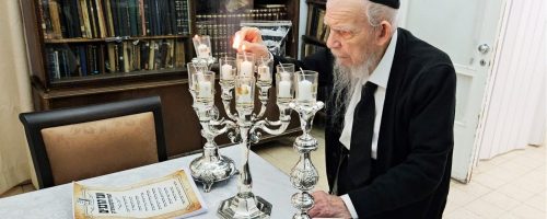 התמונה האחרונה: מרן מתפלל על תורמי "ועד הרבנים" בהדלקת נר ערב שביעי של פסח תשפ"ג