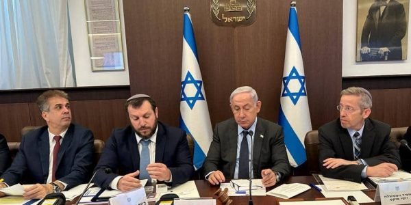 השר עמיחי אליהו בסמוך לראש הממשלה נתניהו בישיבת הממשלה