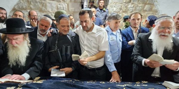 הגר"מ גרוס, המפכ"ל קובי שבתאי וראש מועצת שומרון יוסי דגן בציון יוסף הצדיק. צילום: רועי חדי