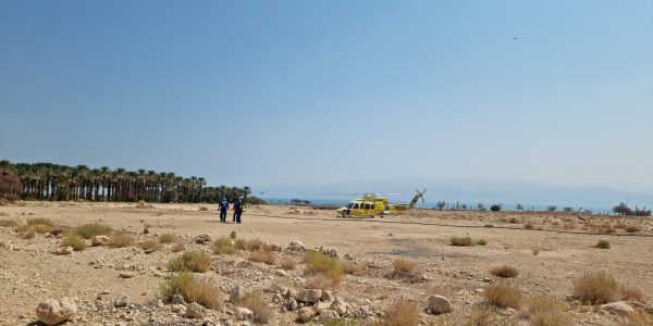 המסוק ממתין לחלוץ הנפגעים באסון נחל דוד. צילום: מד"א