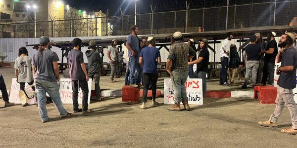 מחאת פעילי ימין מחוץ לכלא רימונים במחאה על ההתנהלות כלפי העצירים המנהליים. באדיבות המצלם