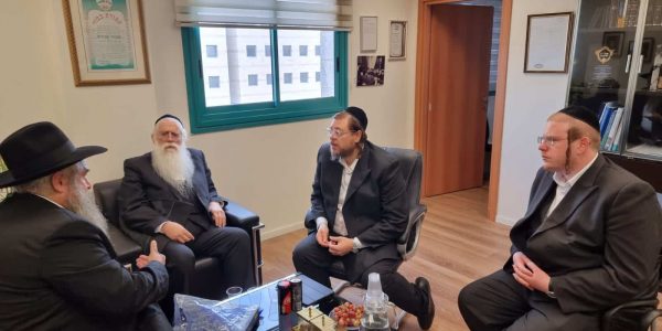 השר פרוש עם הרב אסמן