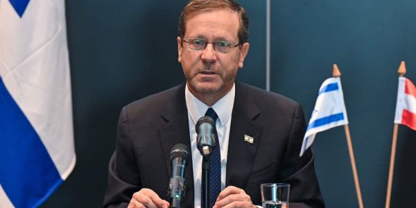הרצוג נואם בפני הקהילה היהודית באוסטריה. צילום: קובי גדעון/ לע"מ