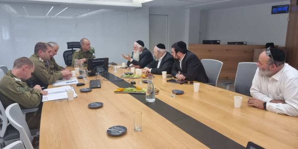 השר פרוש עם מפקד פיקוד מרכז האלוף יהודה פוקס