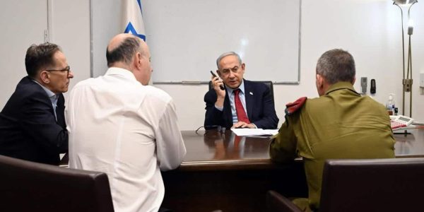 ראש הממשלה נתניהו, יחד עם ראש המל״ל צחי הנגבי והמזכיר הצבאי בשיחה עם ראש המוסד שנמצא  כעת בקטר. צילום: חיים צח/ לע״מ