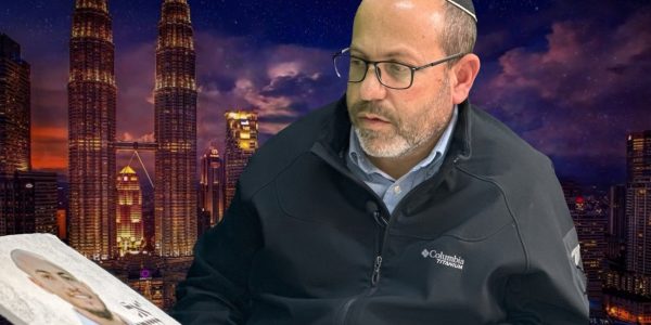 דוגמא ומופת. צביקה מור עם תמונת בנו איתן בראיון ל'המחדש'. צילום: משה נוי