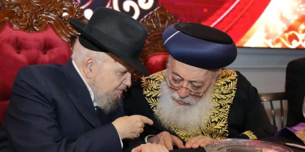 הראש"ל הגרש"מ עמאר עם הגר"מ מאזוז בדינר למוסדות "אור המאיר" (צילום: יעקב נחומי).
