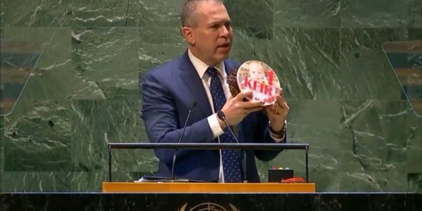 השגריר גלעד ארדן מציג באו"ם את תמונתו של כפיר ביבס שנחטף לעזה. צילום: דוברות