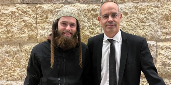 אלישע ירד ועו"ד עדי קידר. קרדיט: חוננו