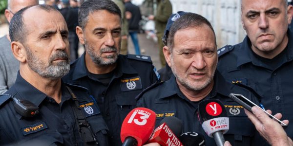 מפכ"ל המשטרה קובי שבתאי בזירת הפיגוע בחיפה. צילום: דוברות המשטרה