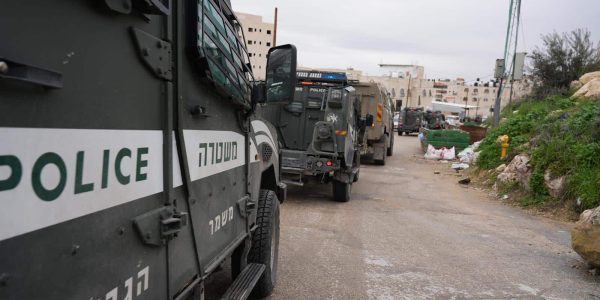 כוחות מג"ב בסמוך לבית המחבל. צילום: דוברות המשטרה