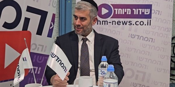 ישראל קלרמן בקלפי הניידת של המחדש